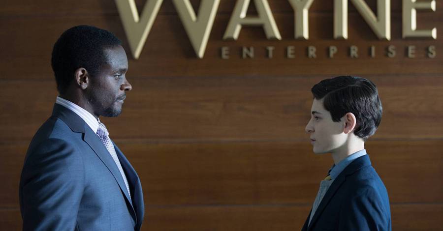 COMIC REEL Gothams Mazouz Details Bruce & Lucius New Dynamic; Walking Deads Yeun Reveals Fave Walker Kill COMIC REEL Gothams Mazouz Details Bruce & Lucius New Dynamic; Walking Deads Yeun Reveals Fave Walker Kill